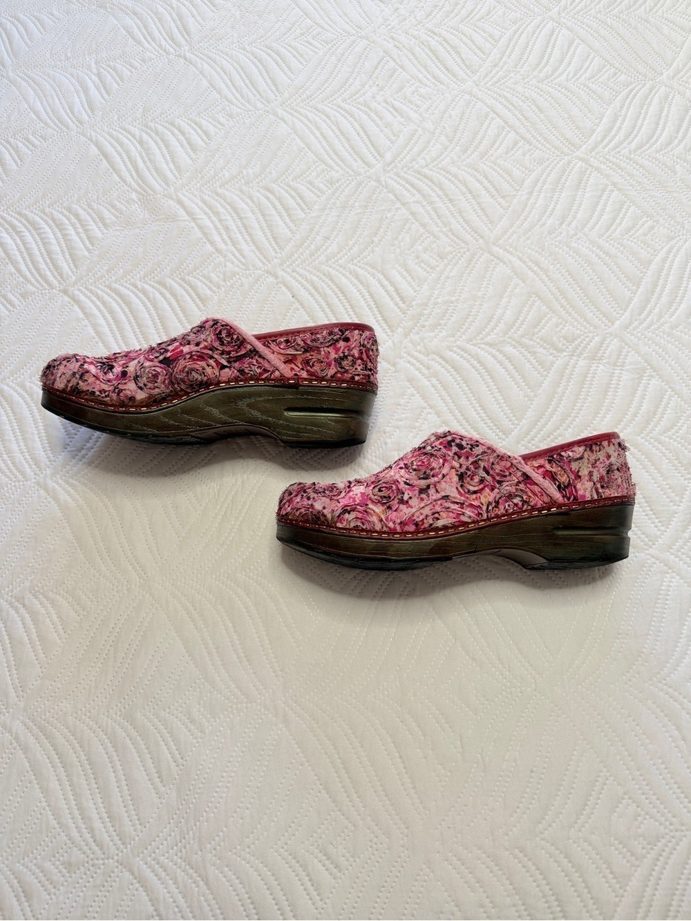 Sanita Women’s Pink Rose-Floral Embroidered Tapestry Fabric Clogs. Size 38 (7.5) - Picture 3 of 8